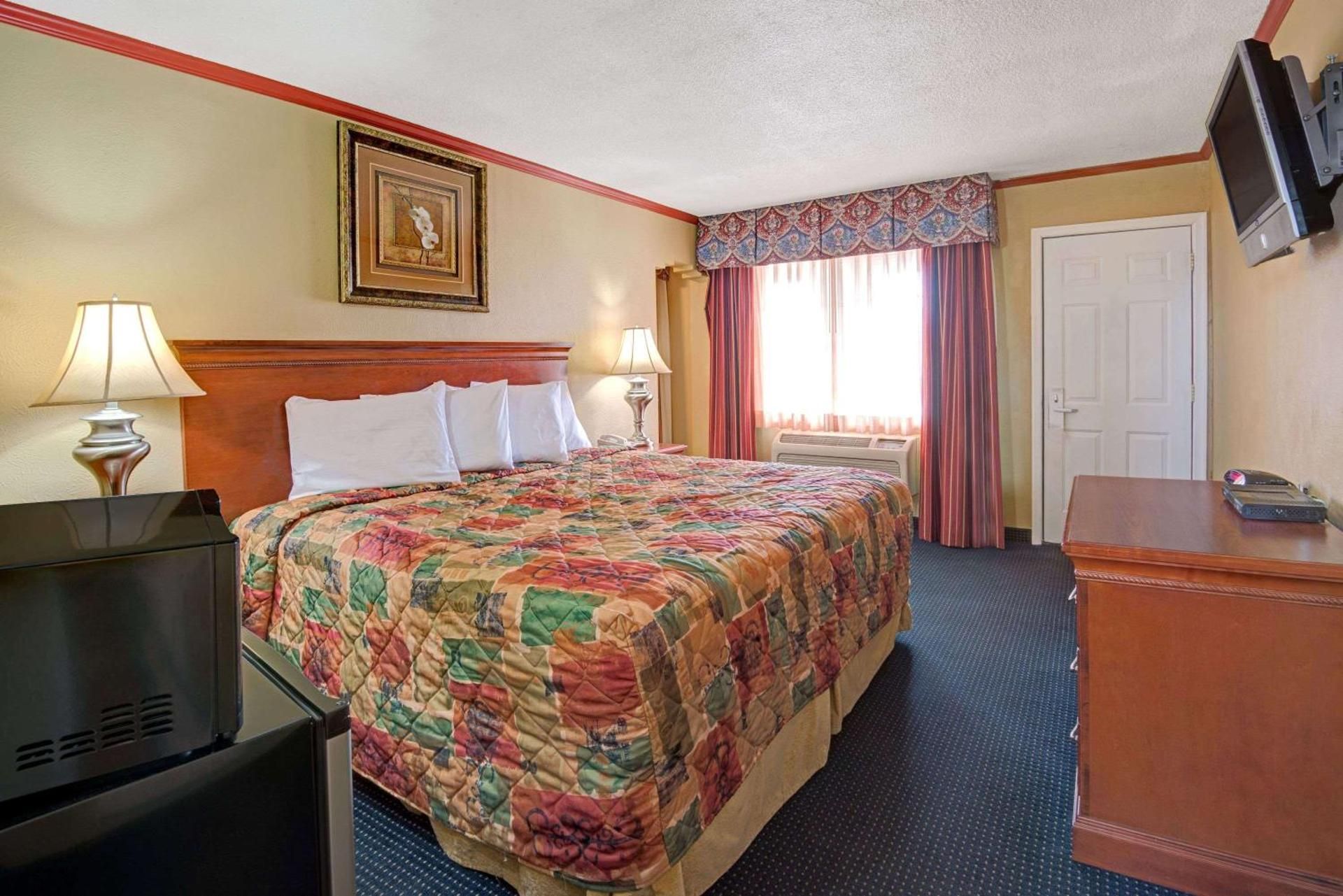 1 King Bed, Deluxe Room, Non-Smoking