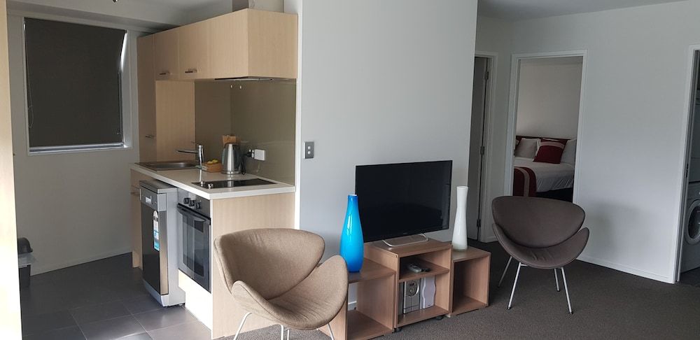 Bianco off Queen Two Bedroom Budget Apartment - One King & One Single Bed 4