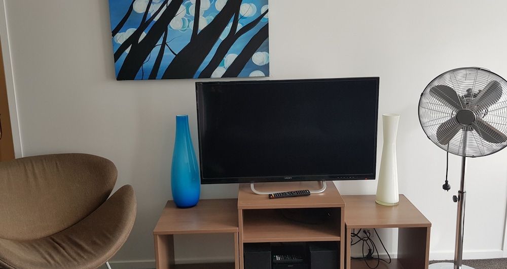 Bianco off Queen Two Bedroom Budget Apartment - One King & One Single Bed 6