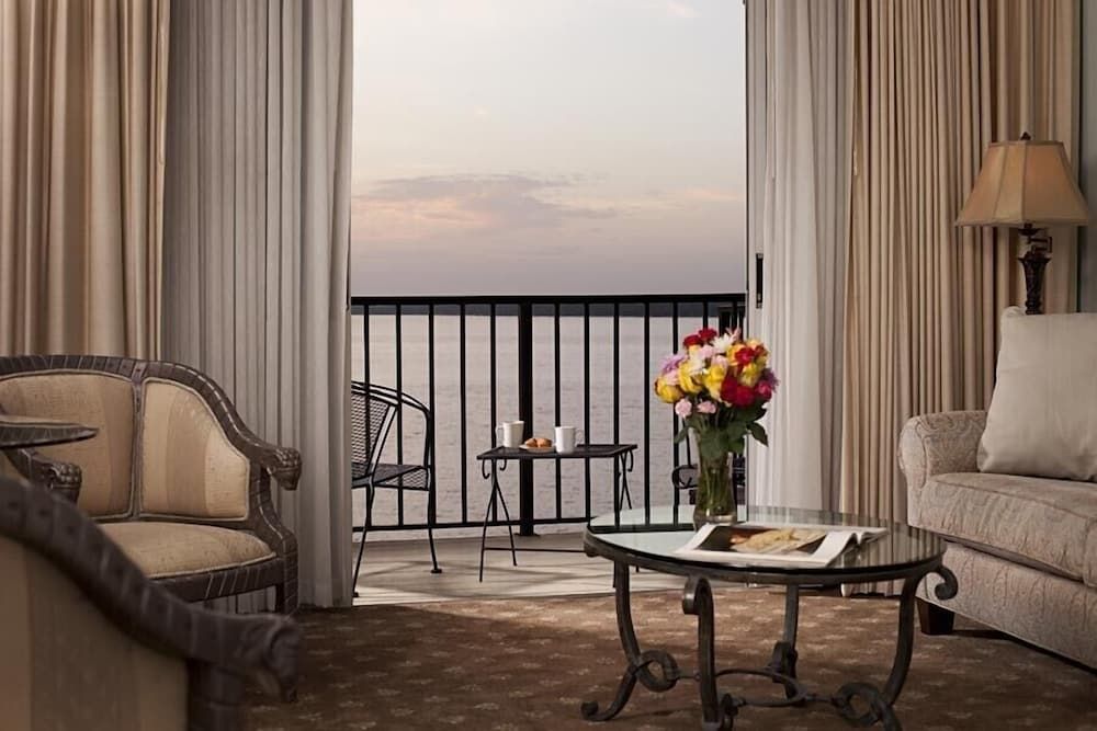 Club Continental Room, 1 King Bed (River Suite 303) 3