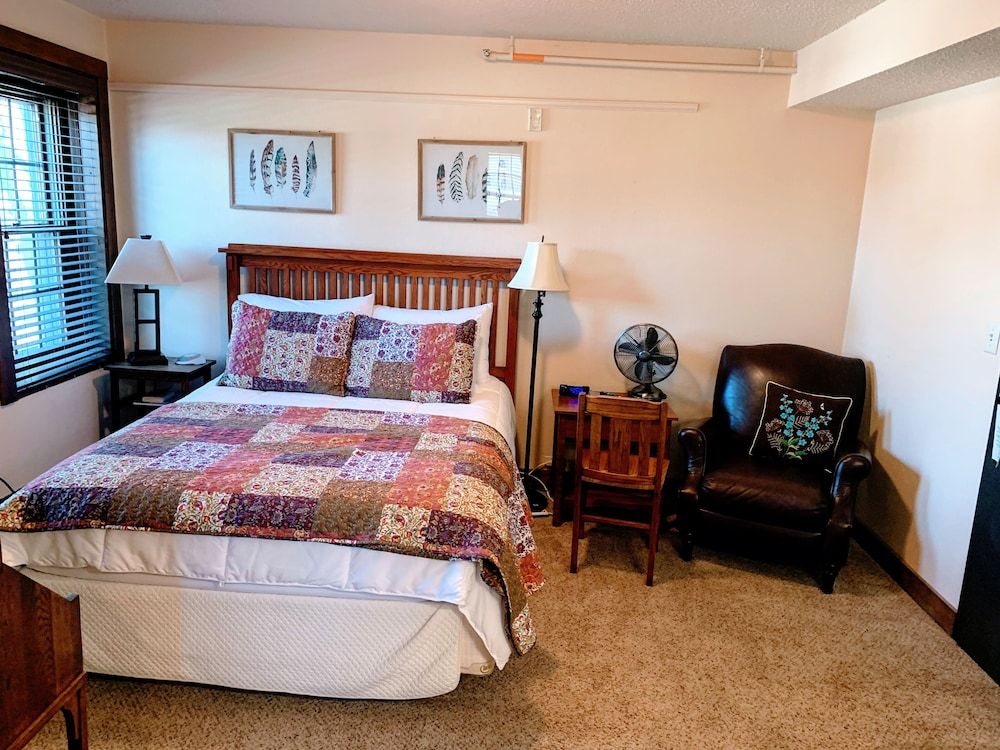 Standard Room, 1 Queen Bed (Room 201)