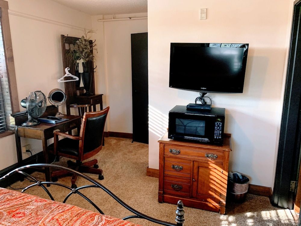 Standard Room, 1 Queen Bed (Room 206)