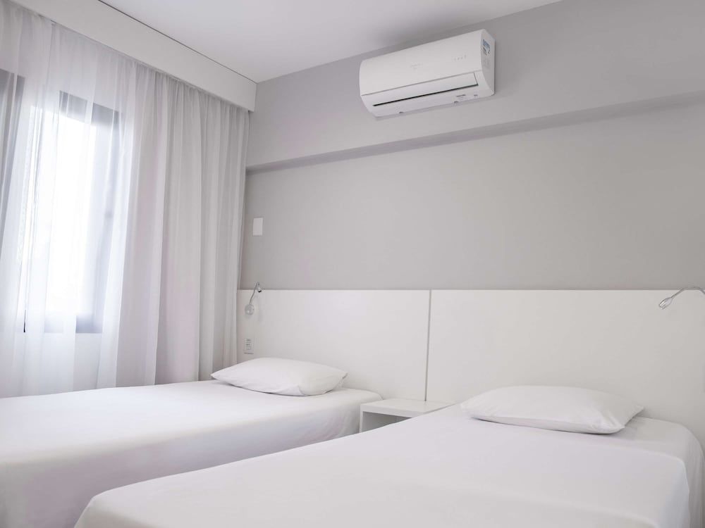 Mercure São Paulo Berrini Apartamento Superior com 1 cama casal 2 camas solteiro e 2 banheiros