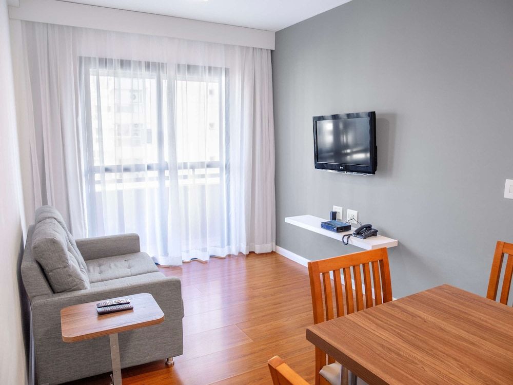 Mercure São Paulo Berrini Apartamento Superior com 1 cama casal 2 camas solteiro e 2 banheiros 5
