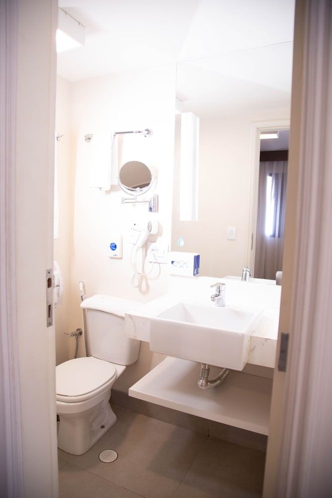 Mercure São Paulo Berrini Apartamento Superior com 1 cama casal 2 camas solteiro e 2 banheiros 3