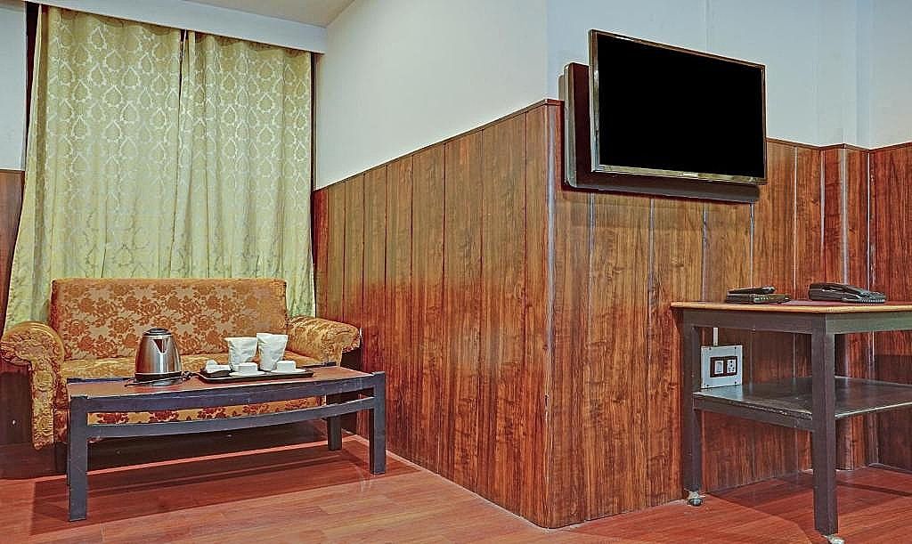 Treebo Trend Meylong Hills Oak 7