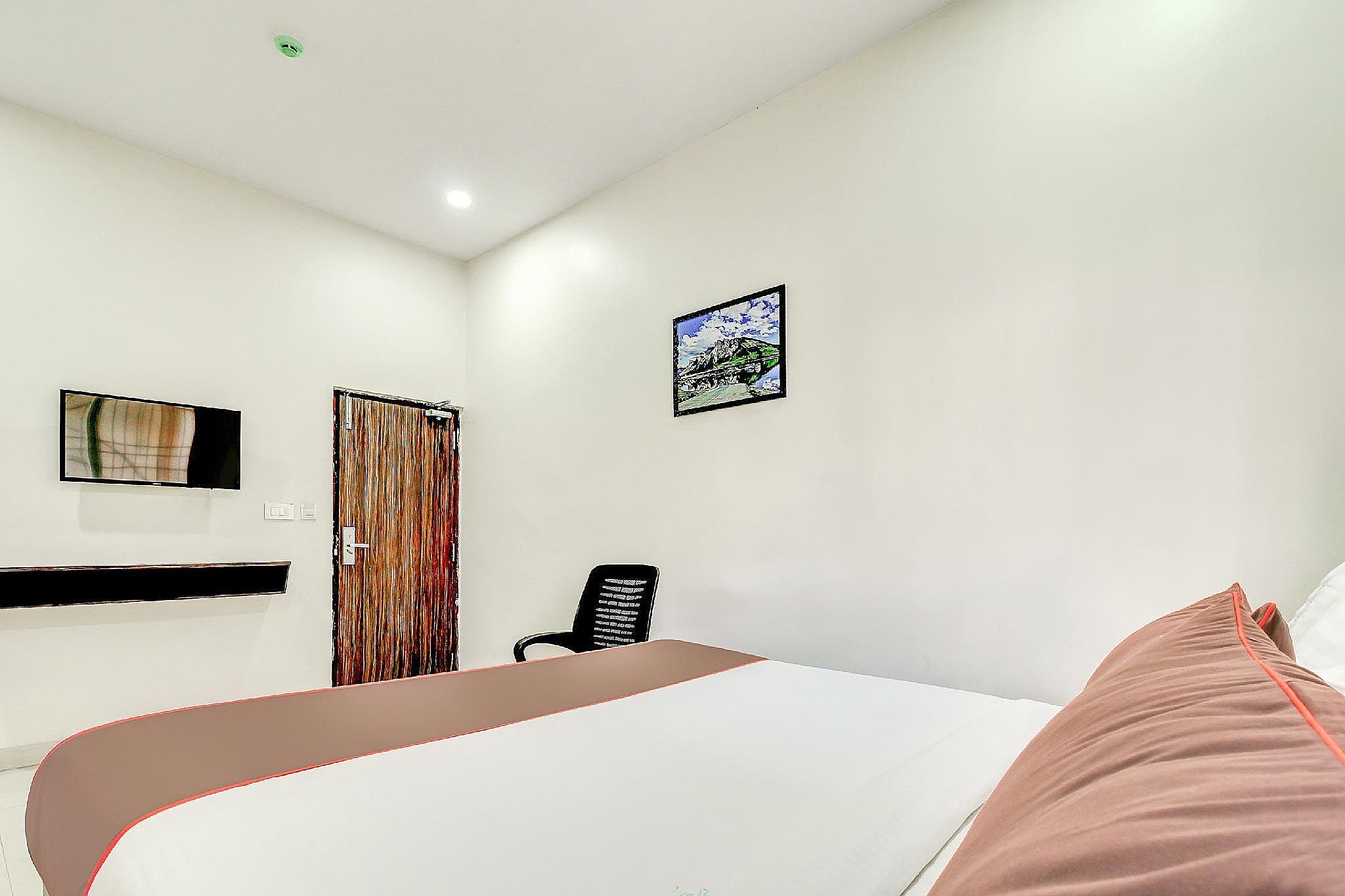 Treebo Green Tree Deluxe Double Room 7