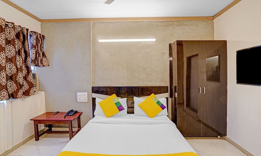 Itsy Hotels Aakash,100 Mts From Sardar Patel Stadium Standard Double Room 5