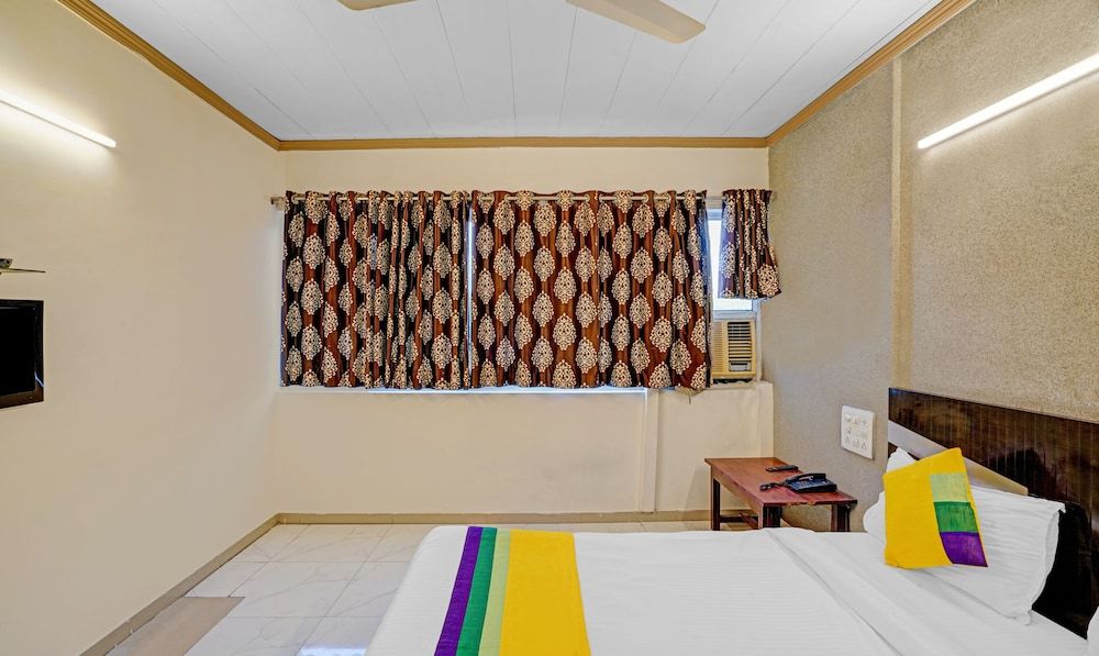 Itsy Hotels Aakash,100 Mts From Sardar Patel Stadium Standard Double Room 4