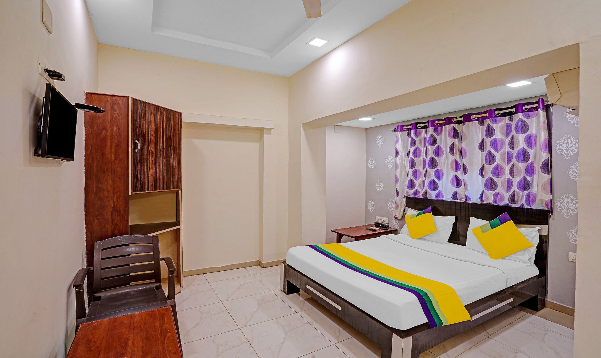 Itsy Hotels Aakash,100 Mts From Sardar Patel Stadium Standard Double Room 2
