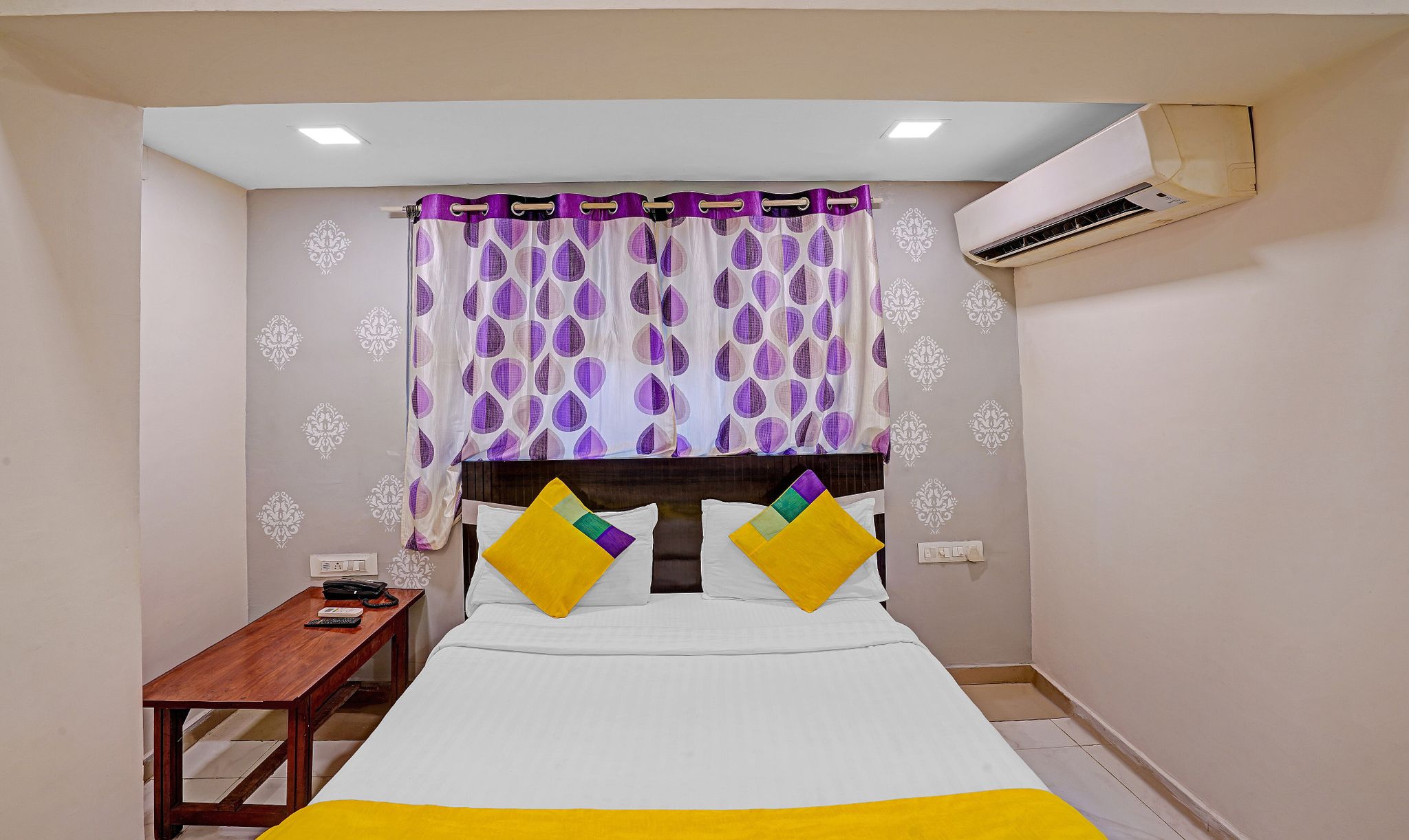 Itsy Hotels Aakash,100 Mts From Sardar Patel Stadium Standard Double Room 3
