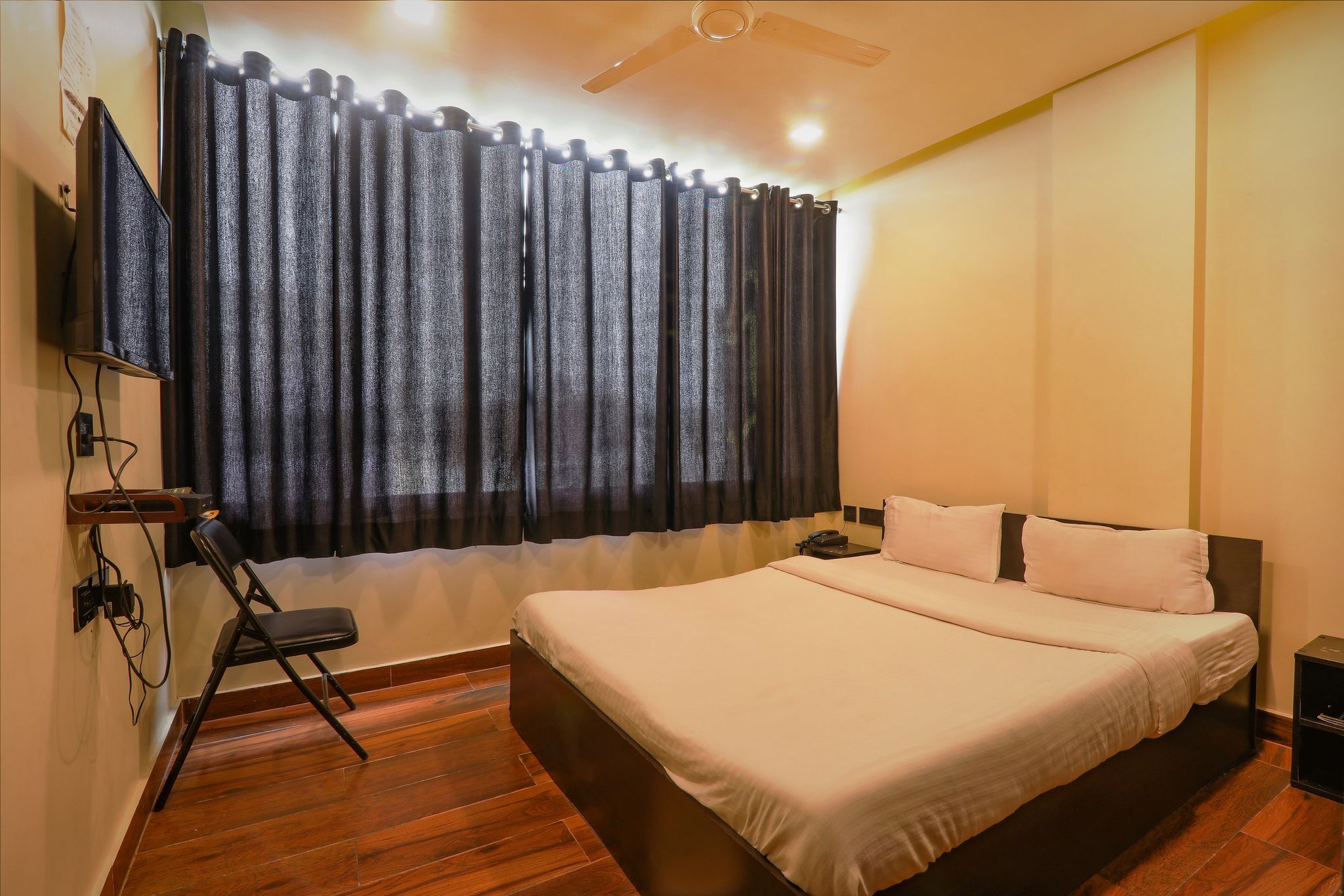 FabHotel Lemon Grass Deluxe Room 9