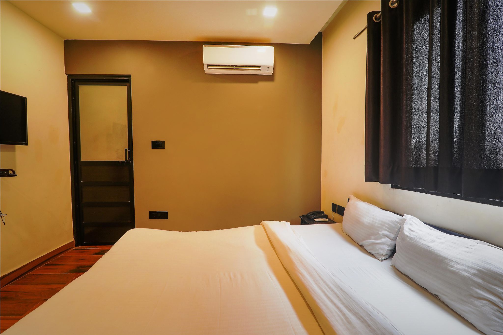 FabHotel Lemon Grass Deluxe Room 3