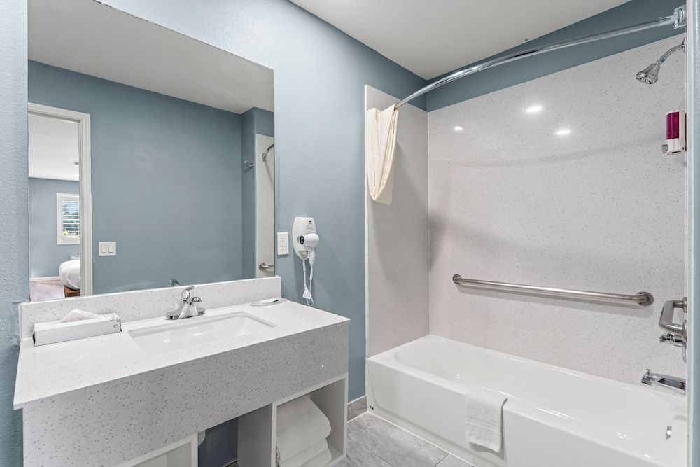 Executive Inn and Suites Suite, 1 King Bed, Non Smoking, Jetted Tub 4