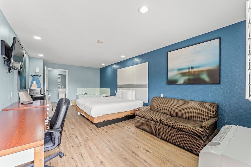 Executive Inn and Suites Suite, 1 King Bed, Non Smoking, Jetted Tub 2