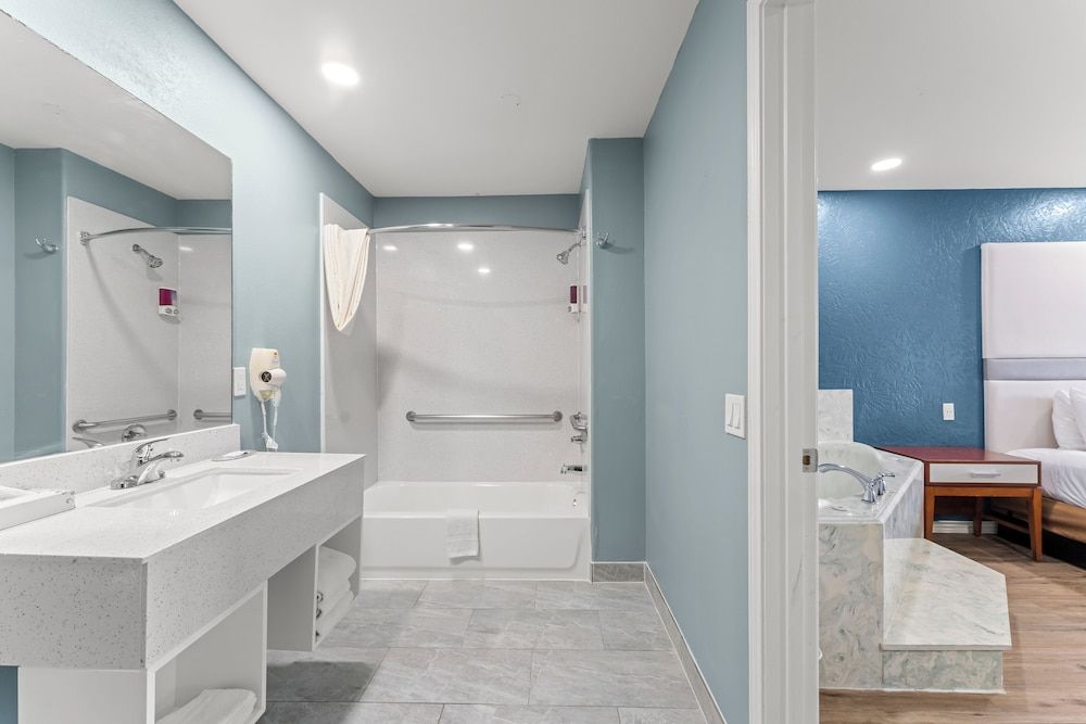 Executive Inn and Suites Suite, 1 King Bed, Non Smoking, Jetted Tub 3