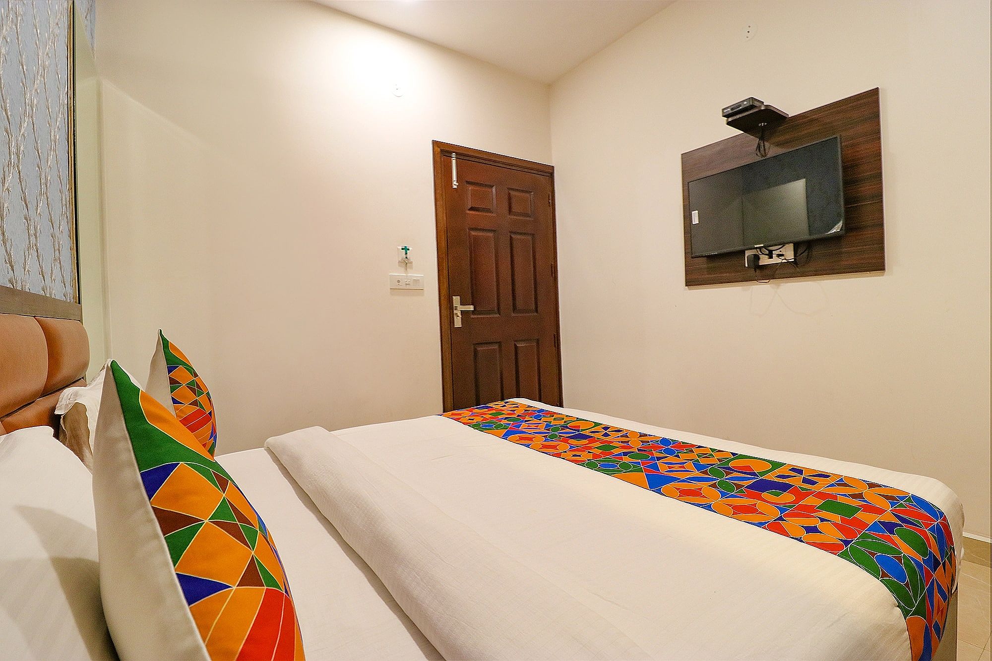 FabHotel California Heights Deluxe Room 2