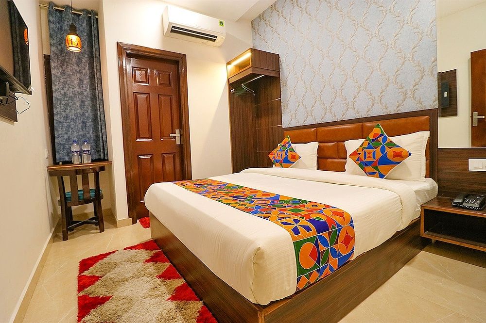 FabHotel California Heights Deluxe Room