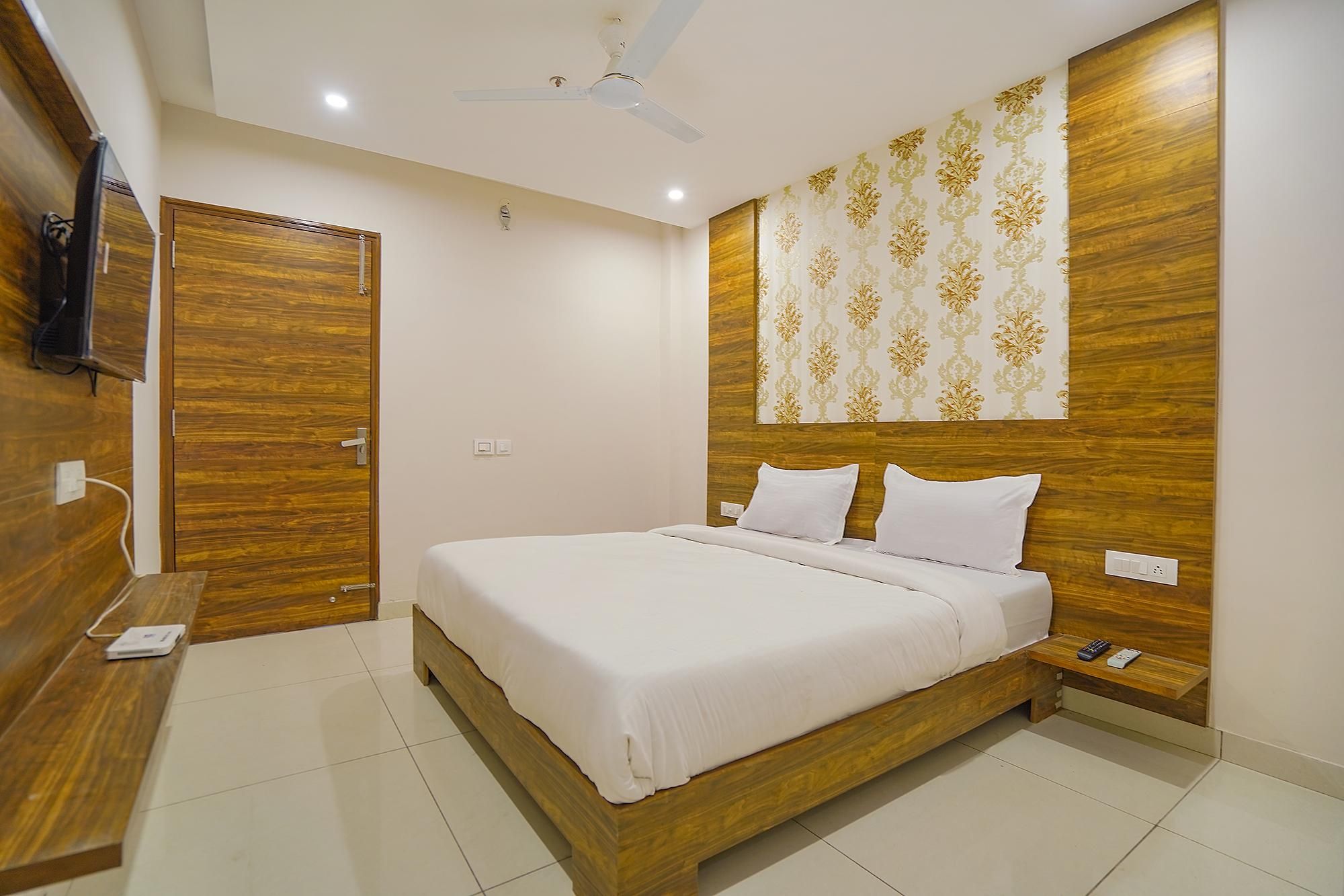 FabHotel HC Mohali Inn Deluxe Room 3