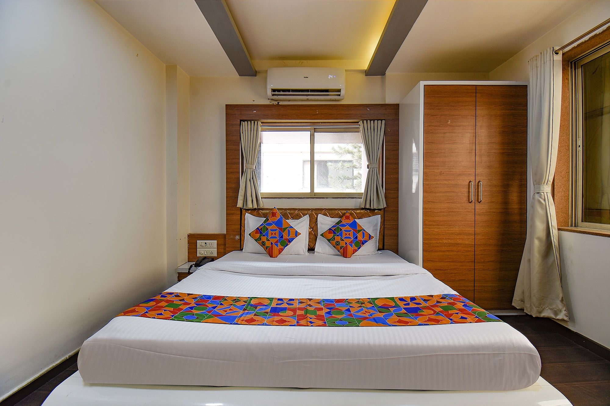 FabHotel Royal Empire Deluxe Room 4