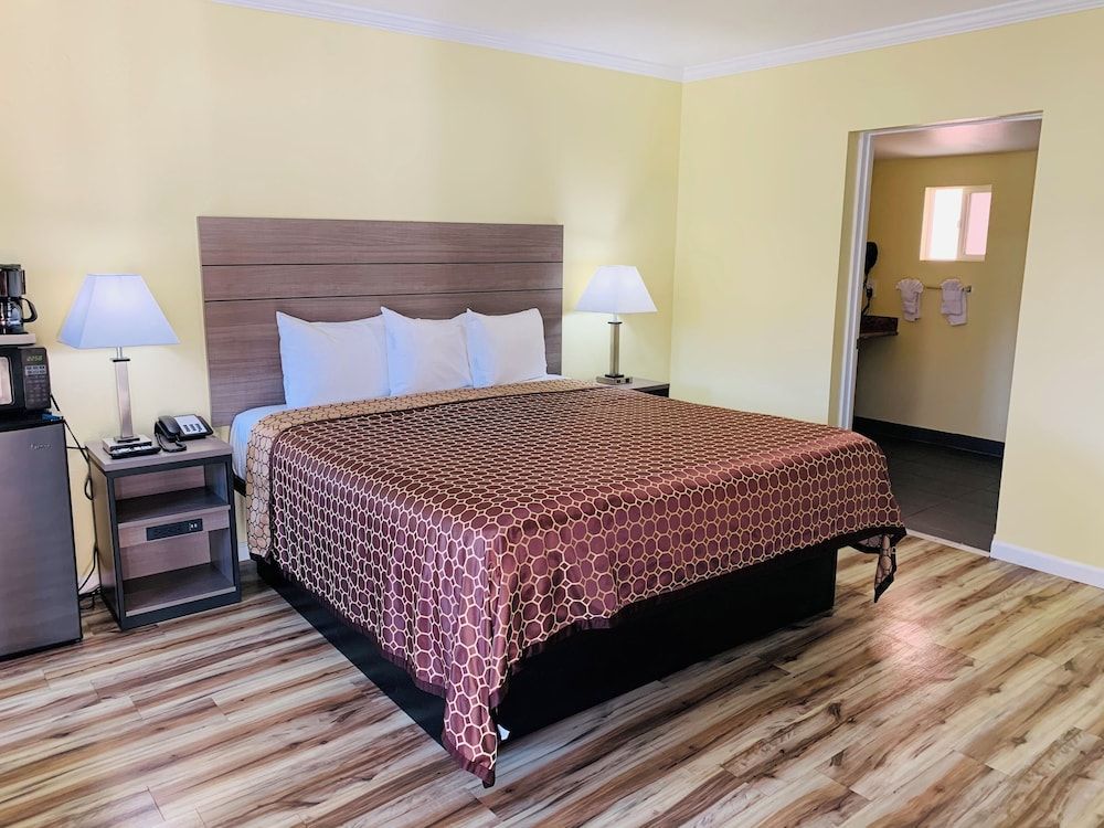 Central Coast Inn Standard Room, 2 Queen Beds 4