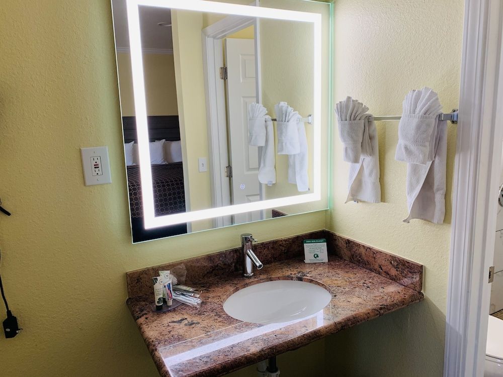 Central Coast Inn Standard Room, 2 Queen Beds 7