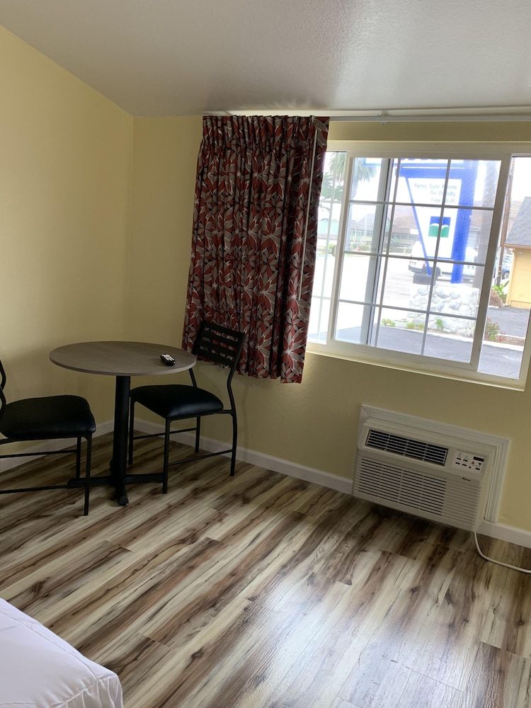 Central Coast Inn Standard Room, 1 King Bed, Accessible, Microwave 2