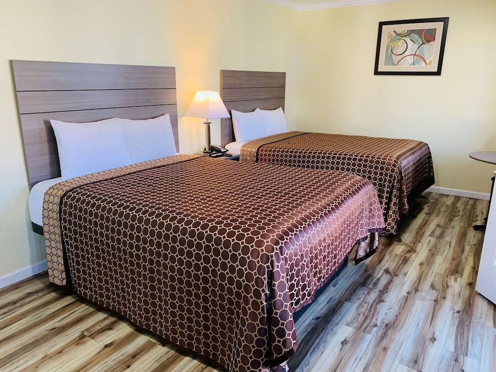 Central Coast Inn Standard Room, 2 Queen Beds 3