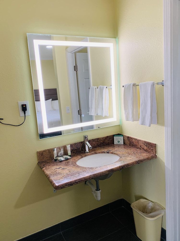 Central Coast Inn Standard Room, 2 Queen Beds 6