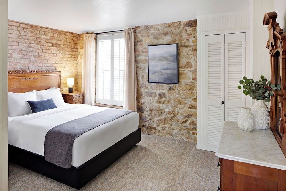 Maison Fleurie, A Four Sisters Inn Petite Queen