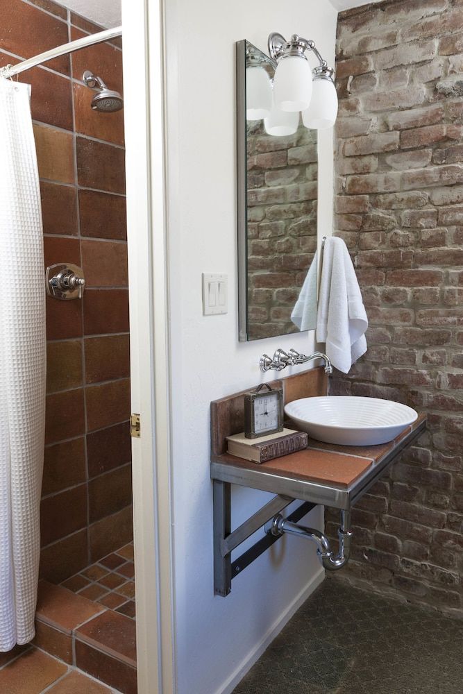 Maison Fleurie, A Four Sisters Inn Petite Queen 2