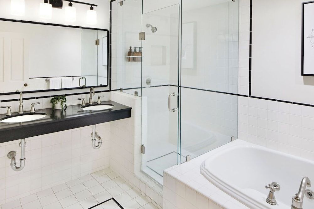 Maison Fleurie, A Four Sisters Inn Deluxe King 2