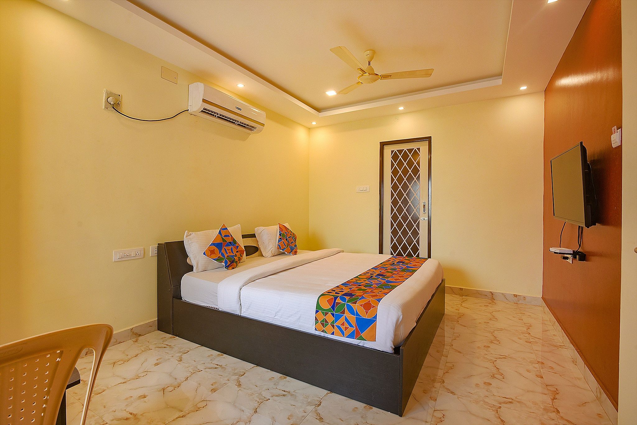 FabHotel The Fortune Inn Deluxe Room 8