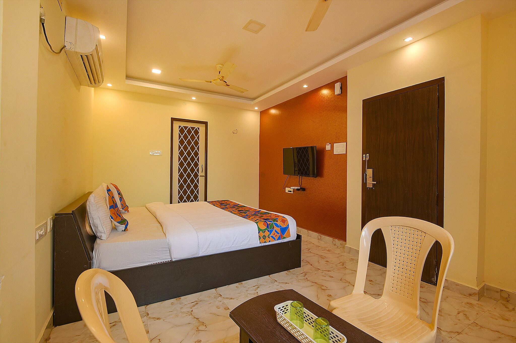 FabHotel The Fortune Inn Deluxe Room 4