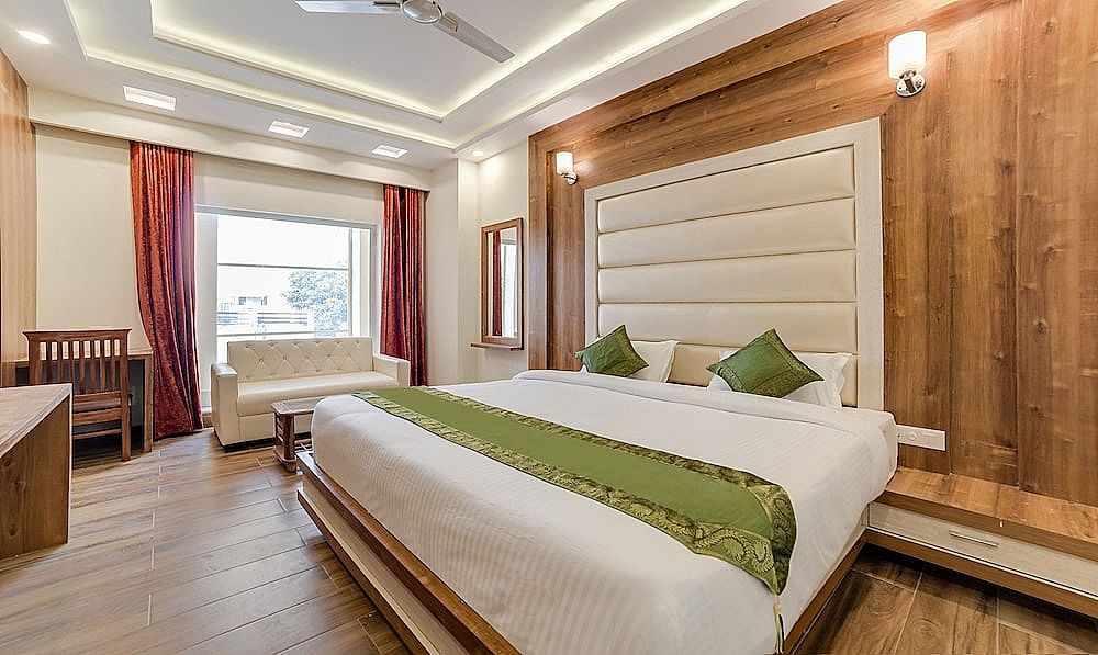 Premium Room, 1 King Bed, Smoking, City View