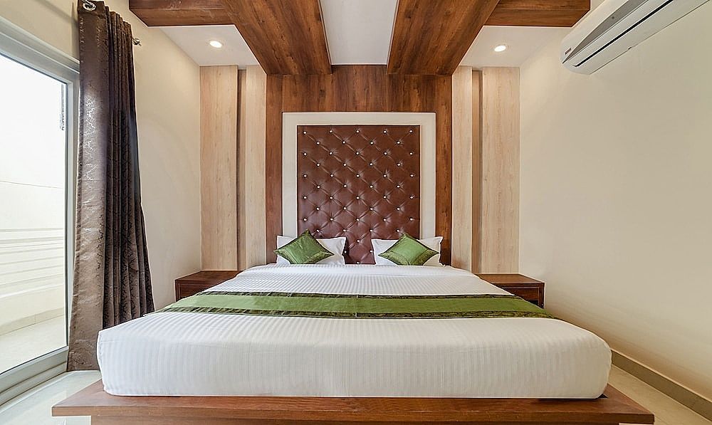 Deluxe Room, 1 King Bed, Smoking, City View