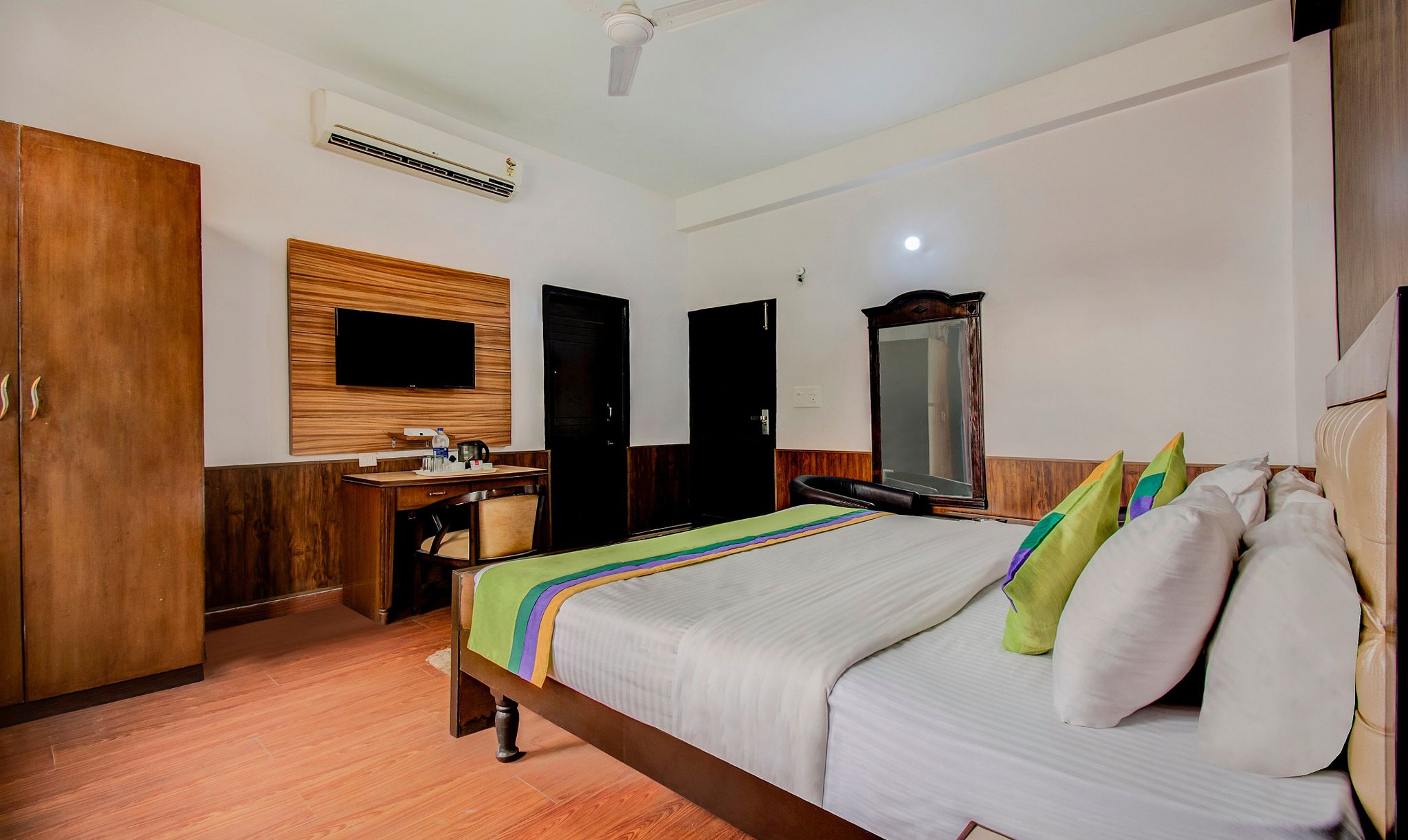 Itsy Hotels Nyra Standard Double Room 5