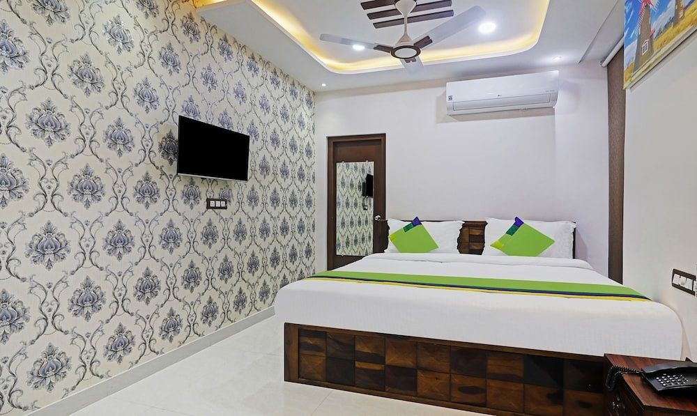 Itsy Hotels J A Royal Suites Manikonda Deluxe Double Room 3