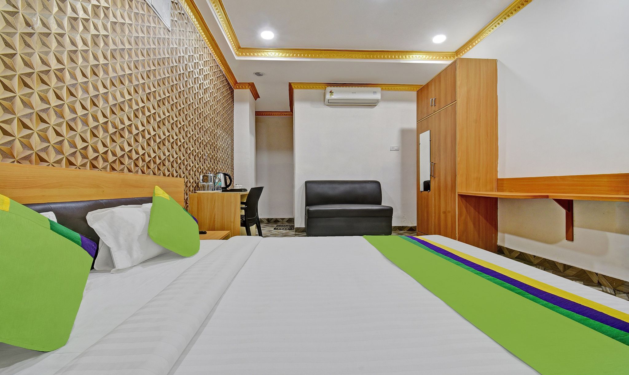 Itsy Hotels J A Royal Suites Manikonda Deluxe Double Room 10