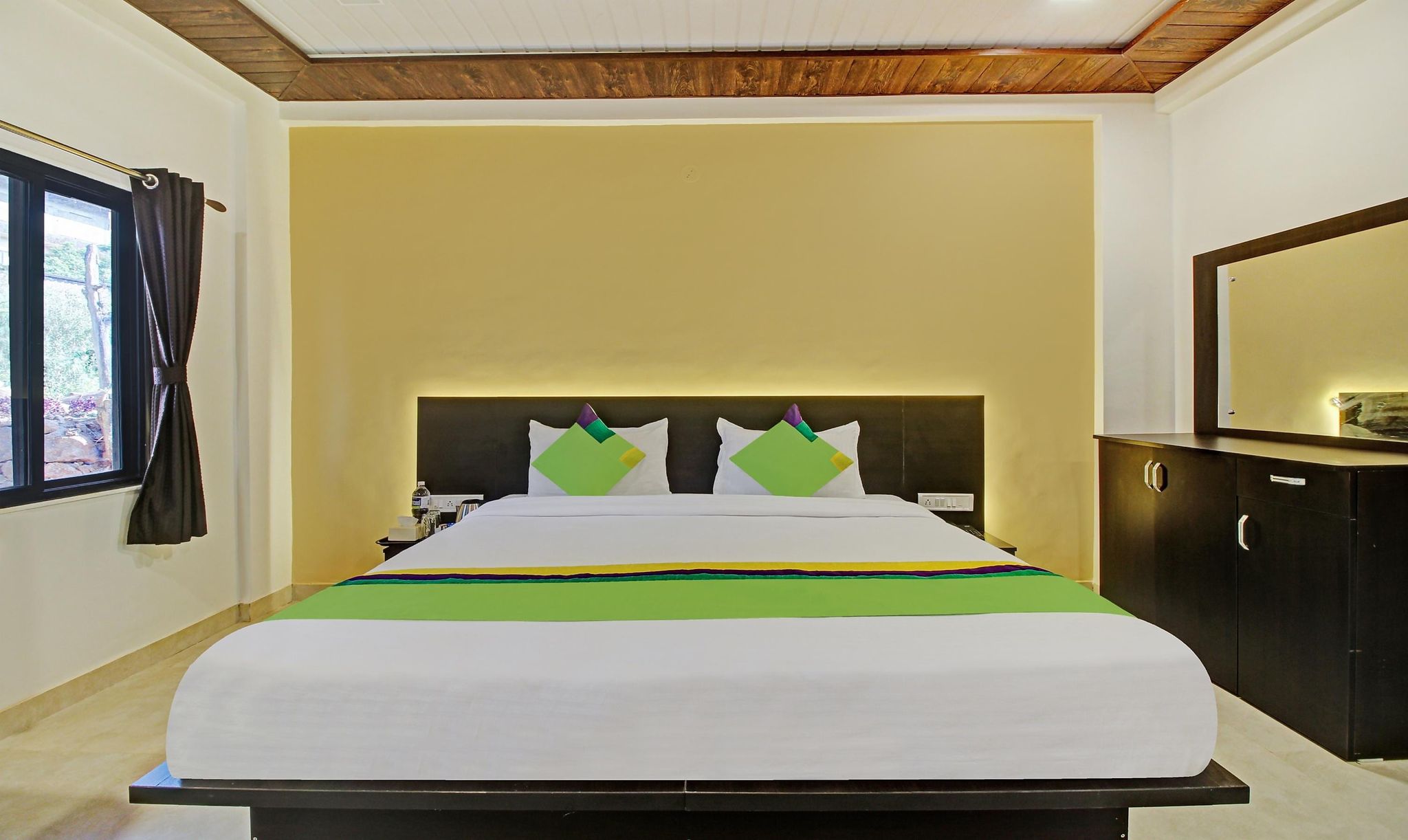 Treebo Raaya Regency Deluxe Double Room 6