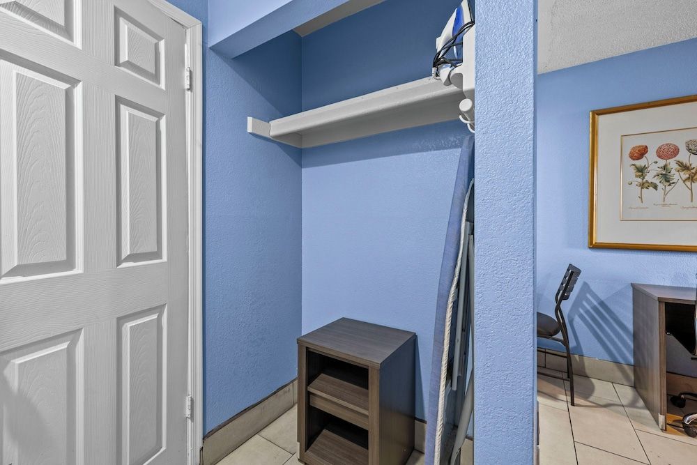 American Executive Inn Superior Single Room, 1 Queen Bed, Smoking 2