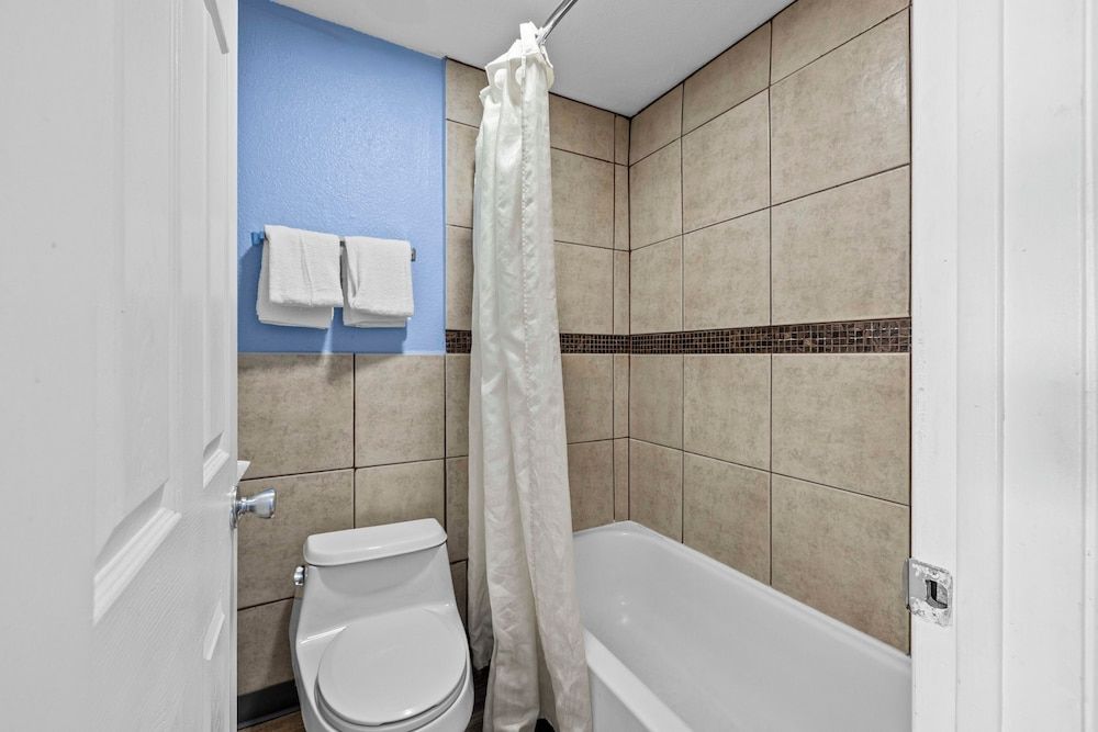 American Executive Inn Superior Single Room, 1 Queen Bed, Smoking 3