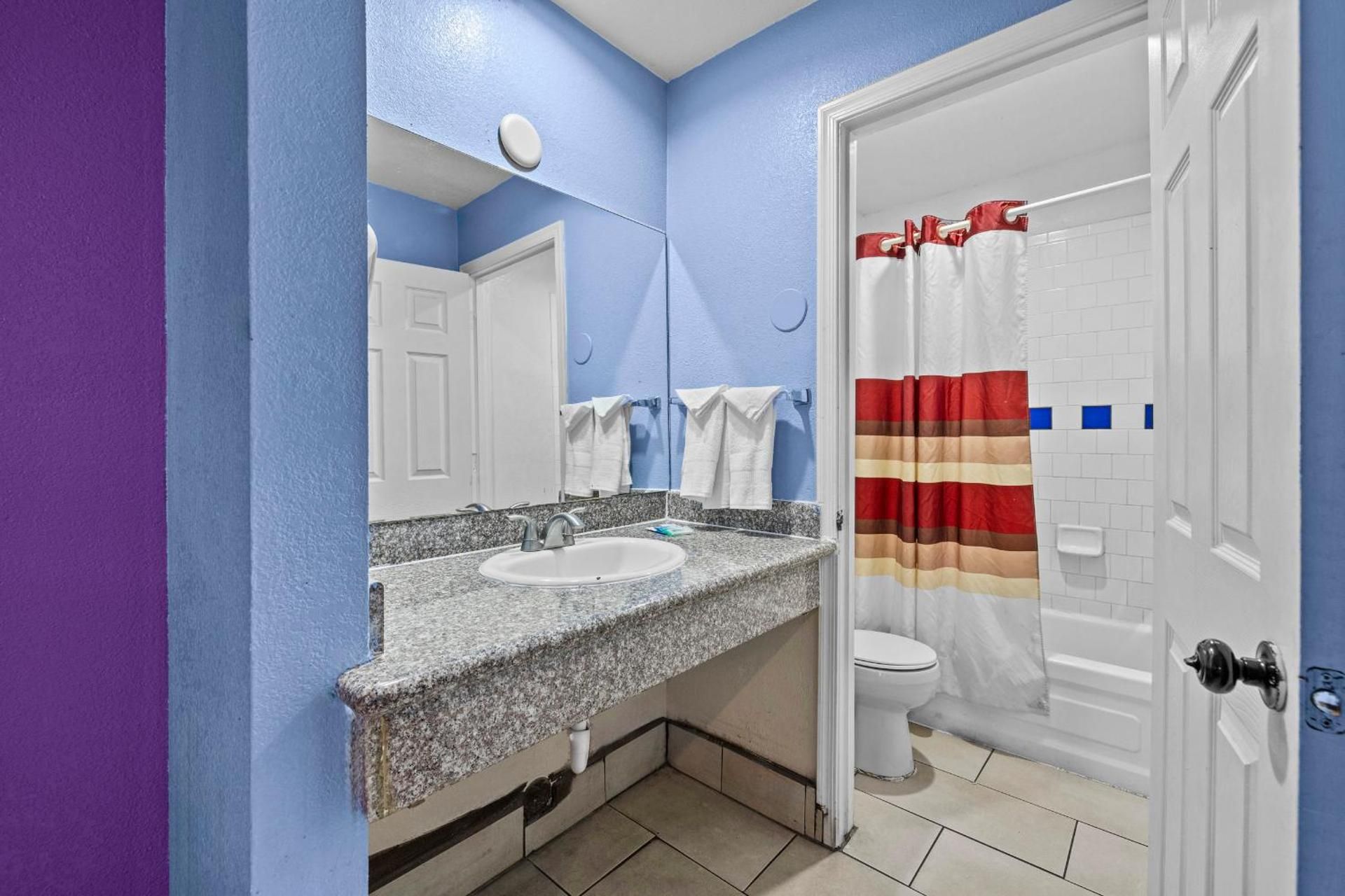 American Executive Inn Superior Single Room 1 Queen Bed Non Smoking 3