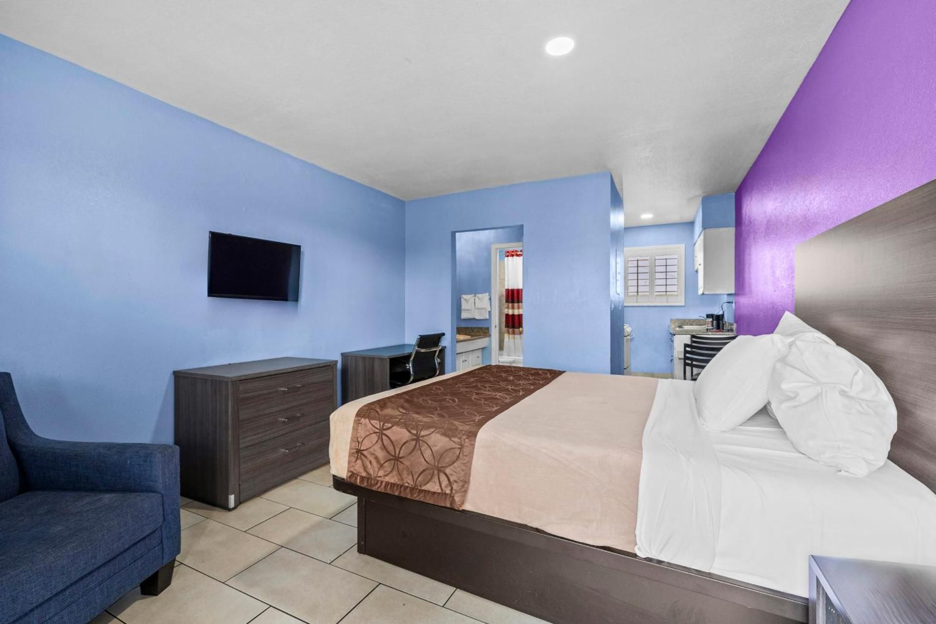 American Executive Inn Superior Single Room 1 Queen Bed Non Smoking 2