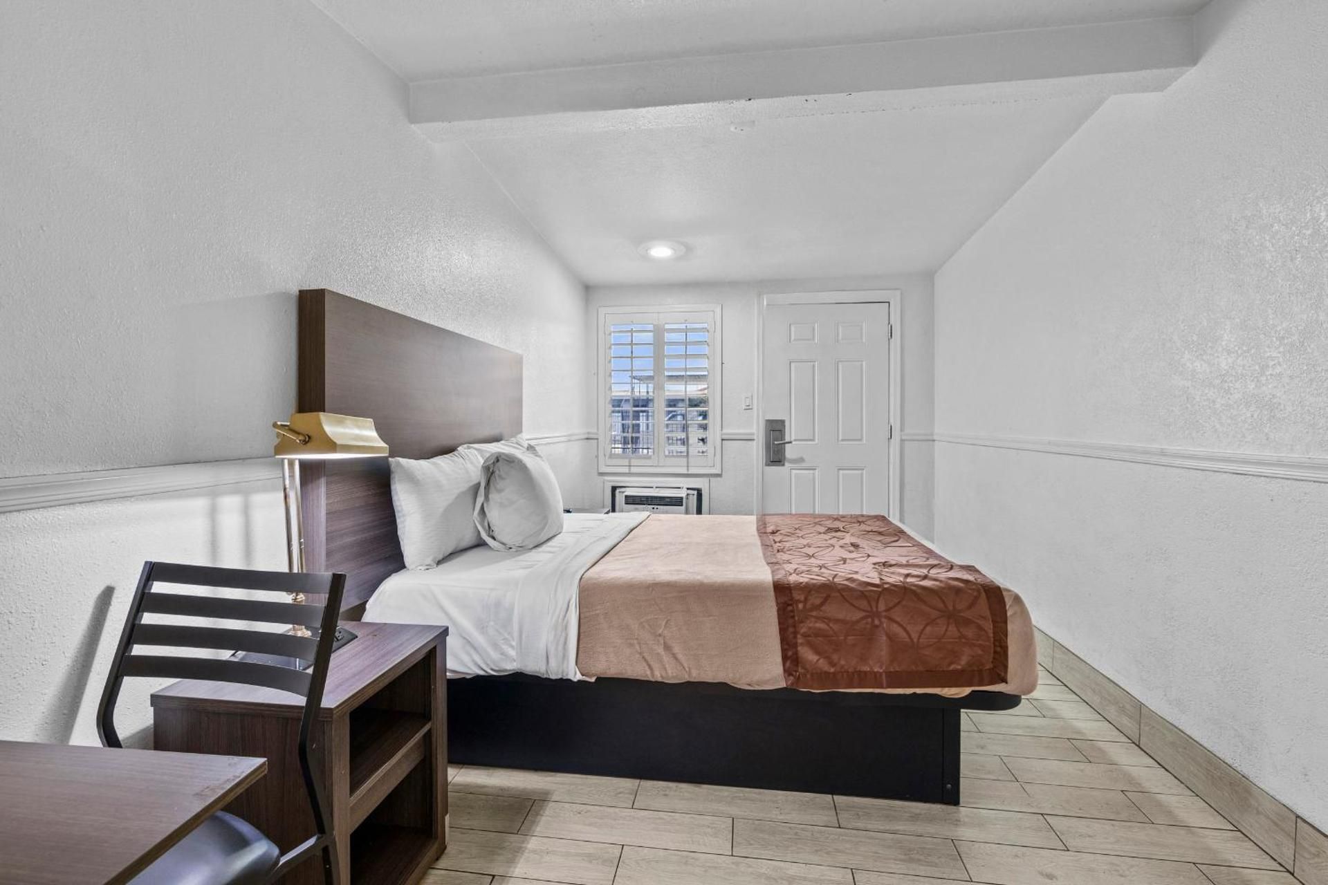 American Executive Inn Standard Single Room 1 Double Bed Smoking 2