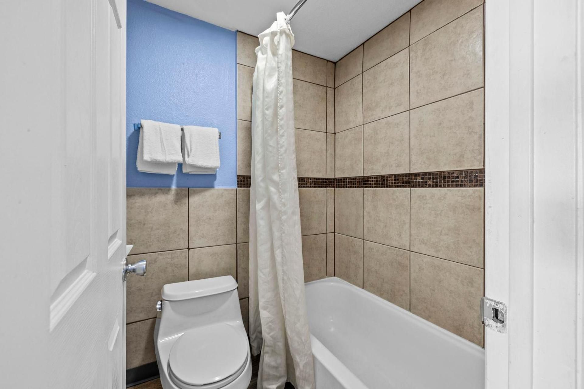 American Executive Inn Standard Single Room 1 Double Bed Smoking 3