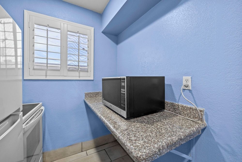 American Executive Inn Superior Single Room, 1 Queen Bed, Smoking 4