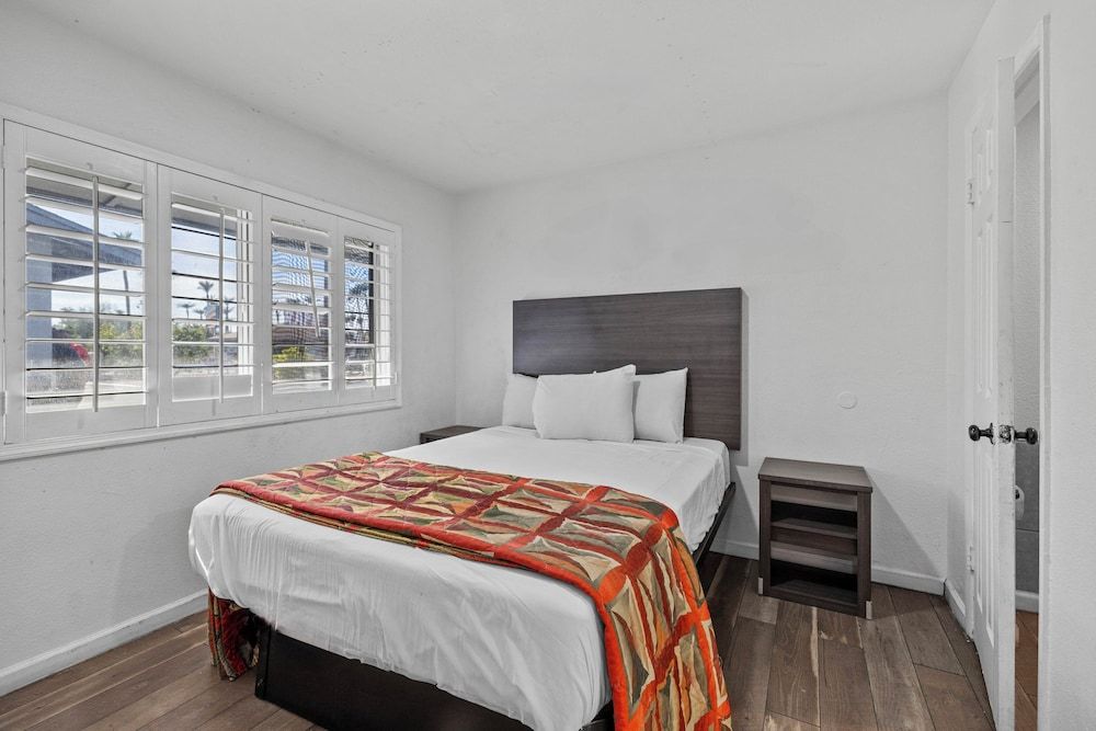 American Executive Inn Mesa Superior Single Room, 1 Queen Bed, Smoking