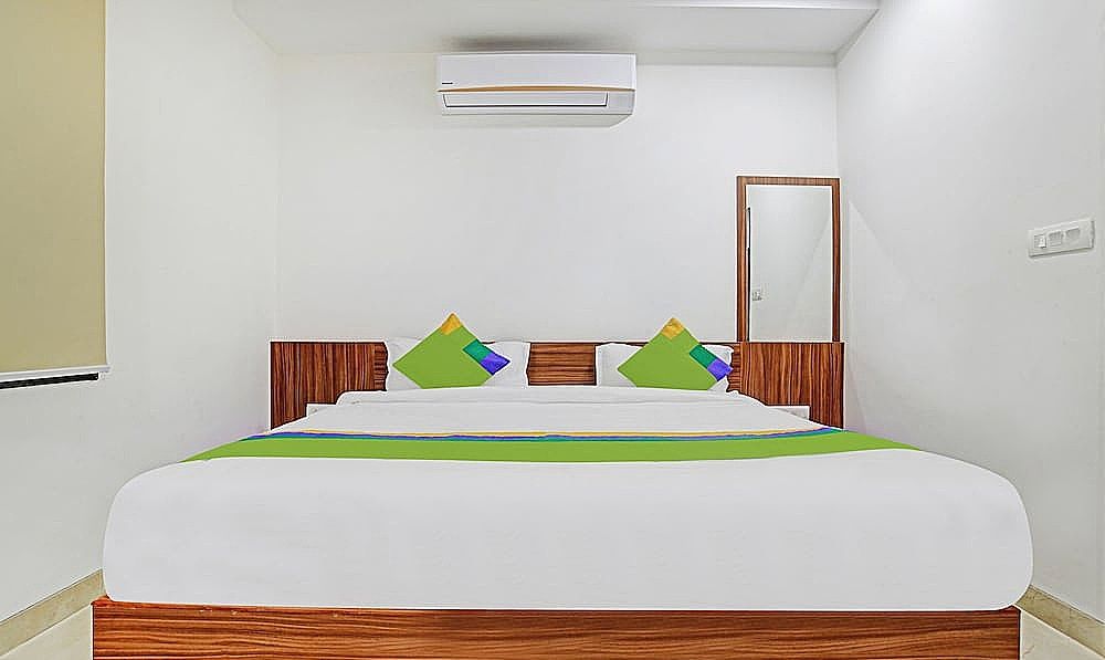 Treebo Shivaay Deluxe Double Room 10