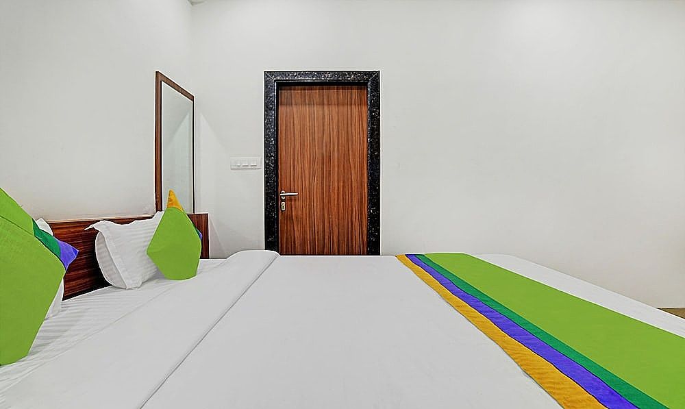 Treebo Shivaay Deluxe Double Room 14